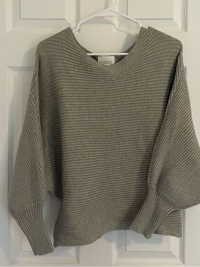 Pinque Relaxed Ribbed Crewneck Sweater in Light Gray